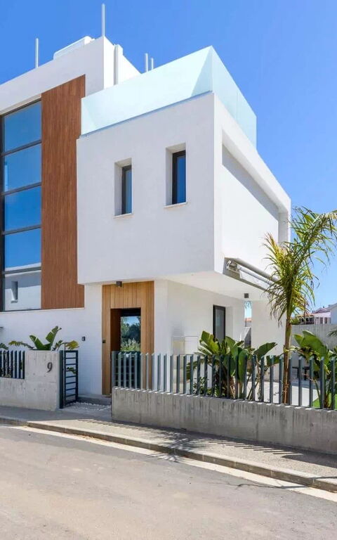 By the Beach - Royal Sapphire Villa: Main Entrance