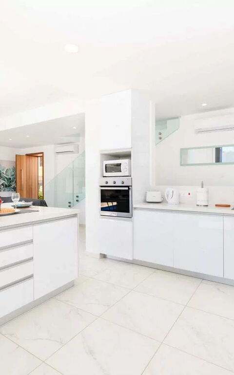 By the Beach - Royal Sapphire Villa: Kitchen