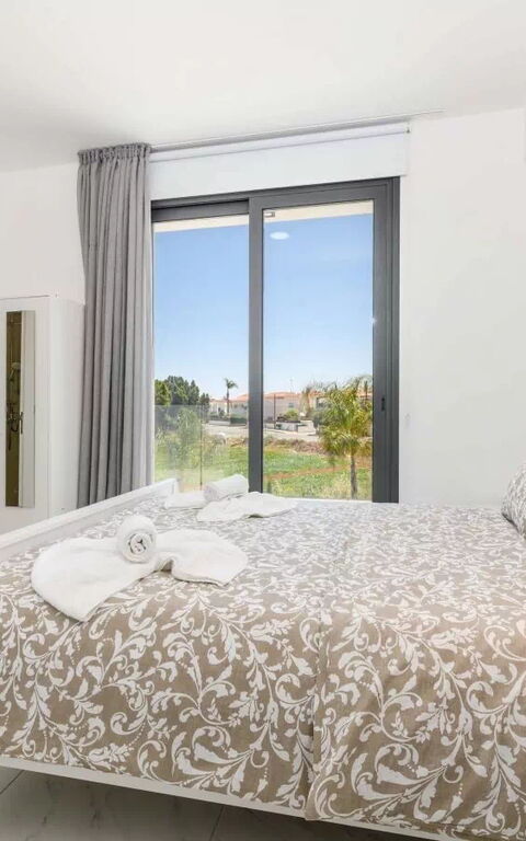 By the Beach - Royal Sapphire Villa: Bedroom