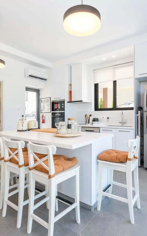 By the Beach - Sea Pearl Villa: Dining Room, Kitchen