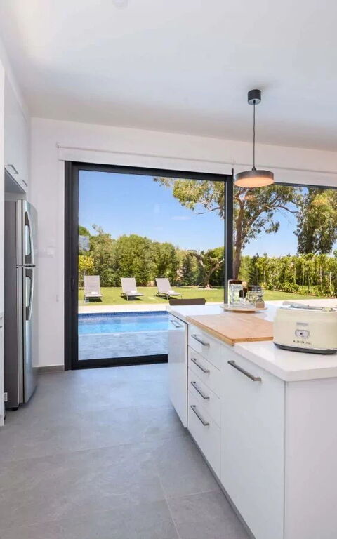 By the Beach - Sea Pearl Villa: Kitchen