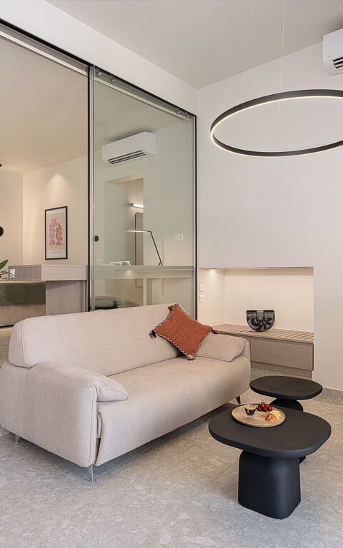 Ares Luxurious Residence: Living Room