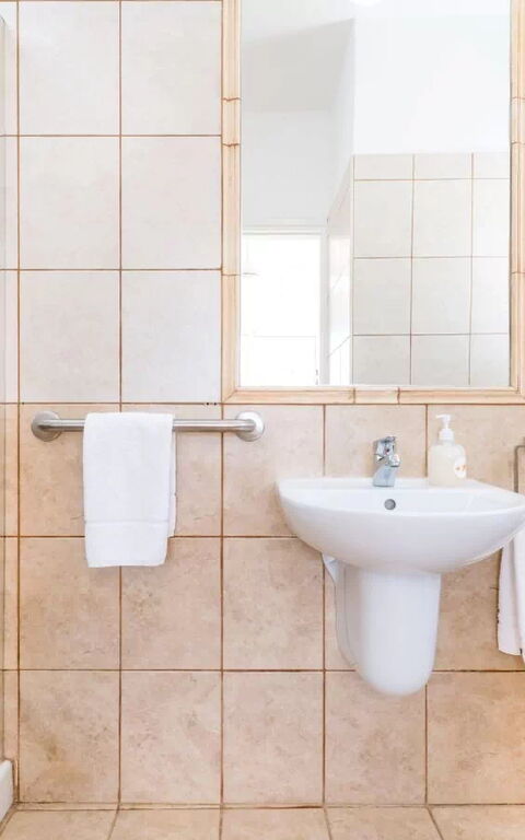 Ayia Triada Beach Gardens: Bathroom