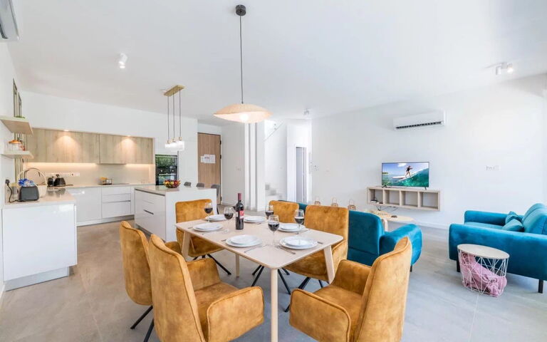 Azure Seaview - Ruby Villa: Dining Room, Kitchen, Living Room