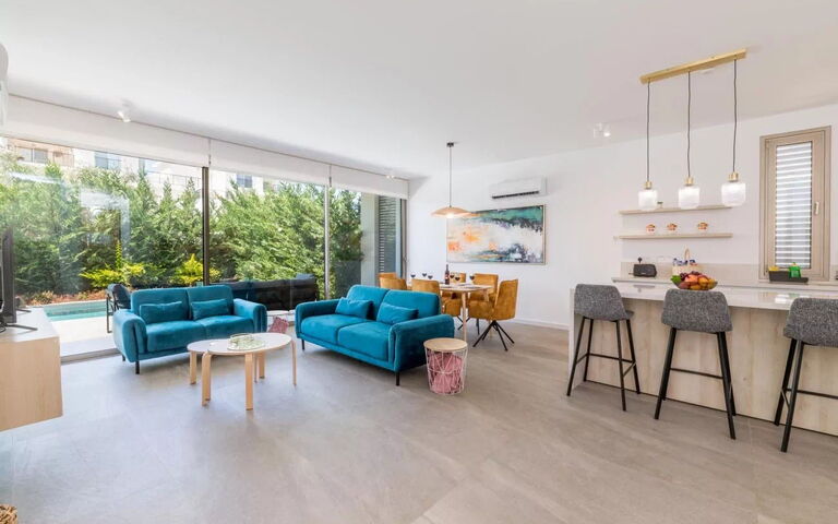 Azure Seaview - Ruby Villa: Living Room