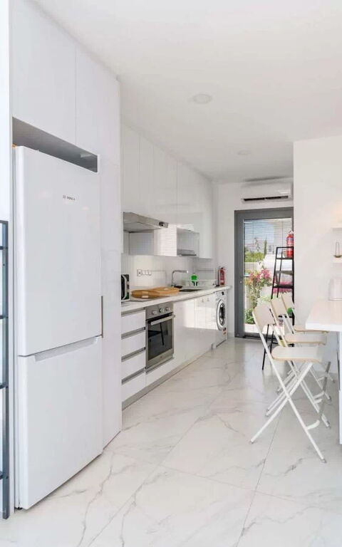 By the Beach - Emerald Seaview Villa: Dining Room, Kitchen