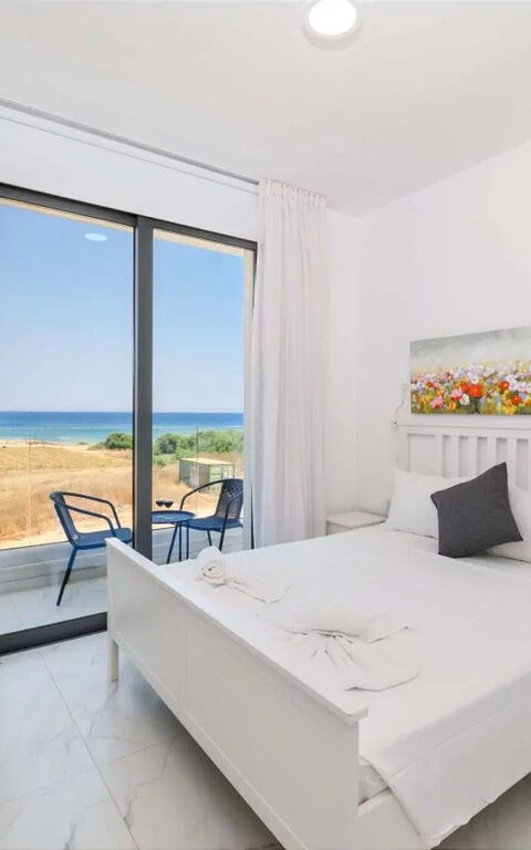 By the Beach - Emerald Seaview Villa: Bedroom