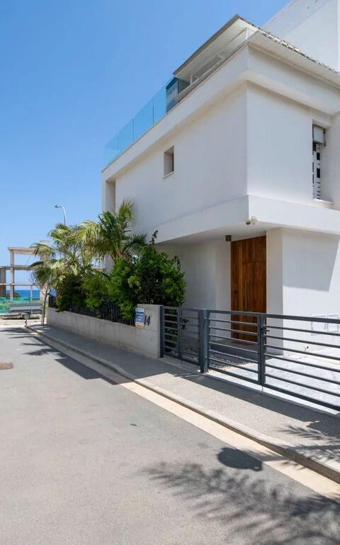 By the Beach - Emerald Seaview Villa: Main Entrance