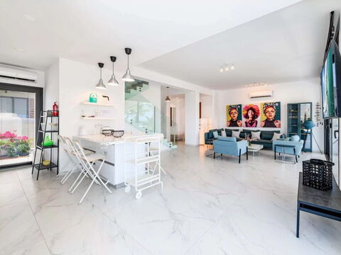 By the Beach - Emerald Seaview Villa