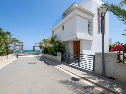 By the Beach - Emerald Seaview Villa