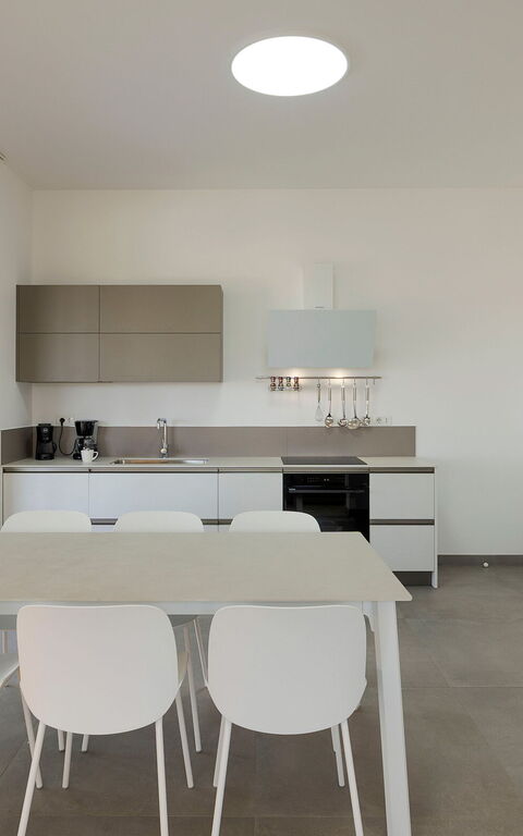 Arabel: Dining Room, Kitchen