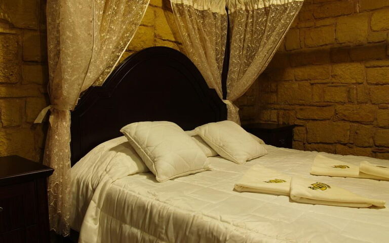 Accommodation Suite Price Elias: Bedroom