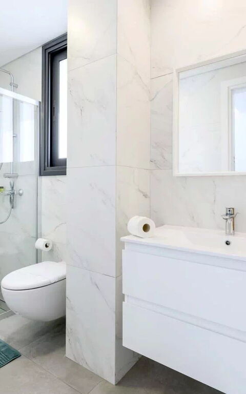 By the Beach - Blue Topaz Villa: Bathroom