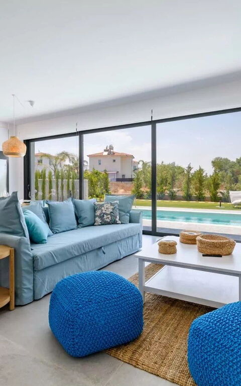 By the Beach - Blue Topaz Villa: Kitchen, Living Room