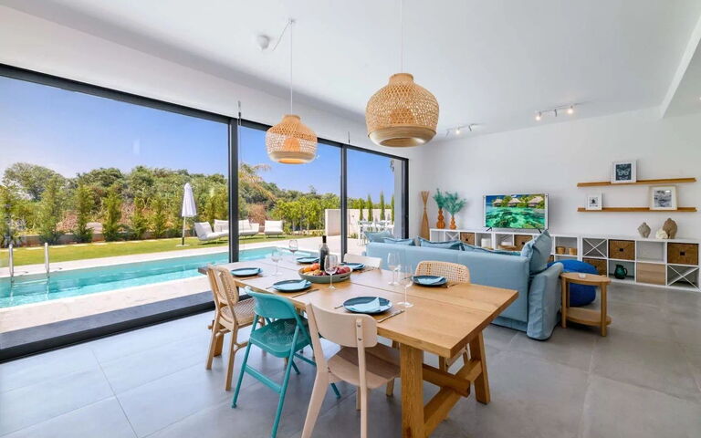 By the Beach - Blue Topaz Villa: Dining Room, Living Room