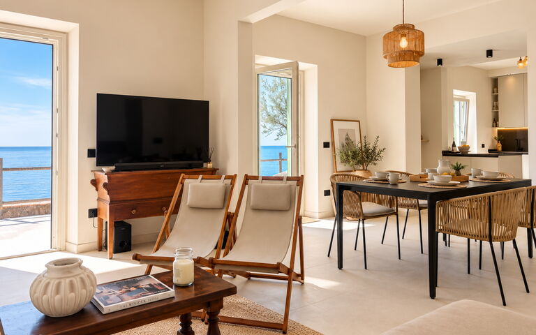Roc Villa: Dining Room, Living Room, Scenic View